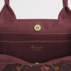 HARRODS-Small-Great-British-Tote-Bag_3-mc Harrods 酒紅色棉質手提袋磁扣開合特寫,展示內部插袋結構