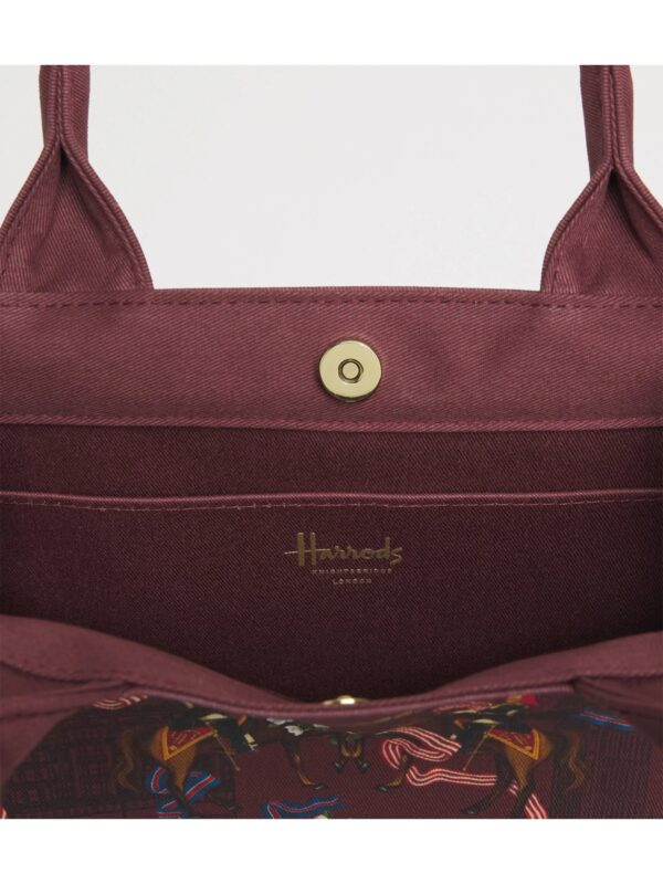 HARRODS-Small-Great-British-Tote-Bag_3-mc Harrods 酒紅色棉質手提袋磁扣開合特寫,展示內部插袋結構