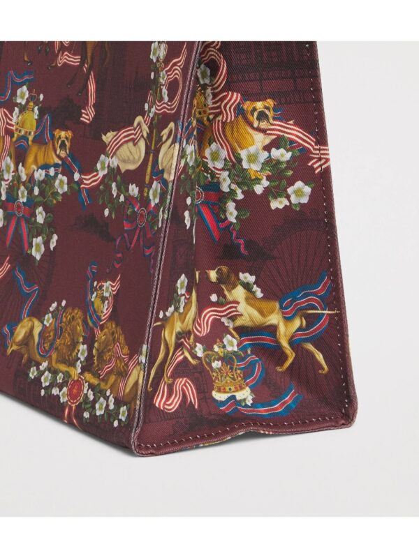 HARRODS-Small-Great-British-Tote-Bag_4-mc Harrods 英倫皇家手提袋平放俯視圖,呈現滿版英國地標與皇室圖騰印花細節