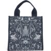 HARRODS-Small-Knights-of-Brompton-Tote-Bag_1-mc Harrods Knights of Brompton 手提袋側面與提手特寫,展示金色金屬配件與雙提手設計