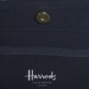 HARRODS-Small-Knights-of-Brompton-Tote-Bag_3-mc Harrods 海軍藍提花手提袋內部結構,顯示內置插袋與磁扣開合設計