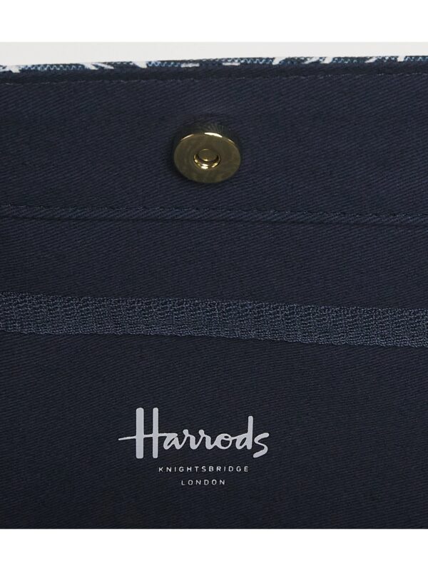 HARRODS-Small-Knights-of-Brompton-Tote-Bag_3-mc Harrods 海軍藍提花手提袋內部結構,顯示內置插袋與磁扣開合設計