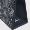 HARRODS-Small-Knights-of-Brompton-Tote-Bag_4-mc Harrods 布朗普頓騎士系列手提袋整體尺寸展示,搭配生活場景呈現日常實用感