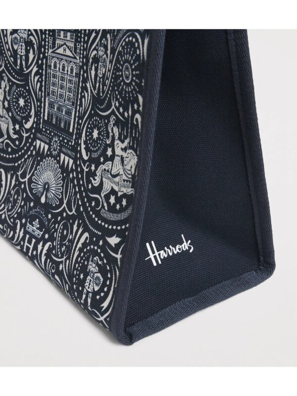 HARRODS-Small-Knights-of-Brompton-Tote-Bag_4-mc Harrods 布朗普頓騎士系列手提袋整體尺寸展示,搭配生活場景呈現日常實用感