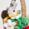 HARRODS-Strawberry-Basket-Plush-13cm_2-mc Harrods 草莓提籃娃娃側面細節,展示再生聚酯纖維柔軟質地與 13cm 迷你尺寸