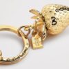 HARRODS-Strawberry-Keyring_2-mc 英國 Harrods 草莓金屬吊飾側面特寫,金色飾面光澤與葉片紋路清晰可見
