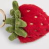 HARRODS-Strawberry-Plush-Keyring_2-mc 英國 Harrods 草莓鑰匙圈側面角度,呈現飽滿立體造型與柔軟絨毛質感