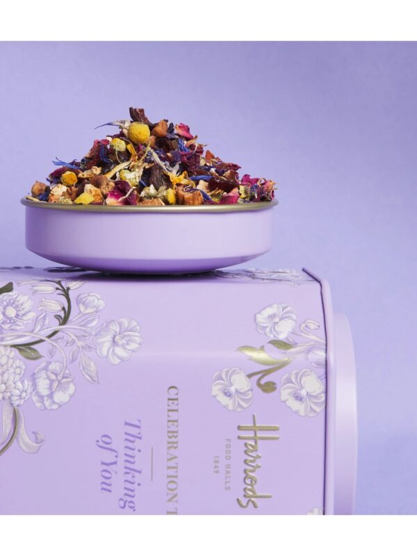 Harrods 想念你花果茶散裝茶葉近拍,可見玫瑰花瓣、矢車菊與洋甘菊花朵點綴其中