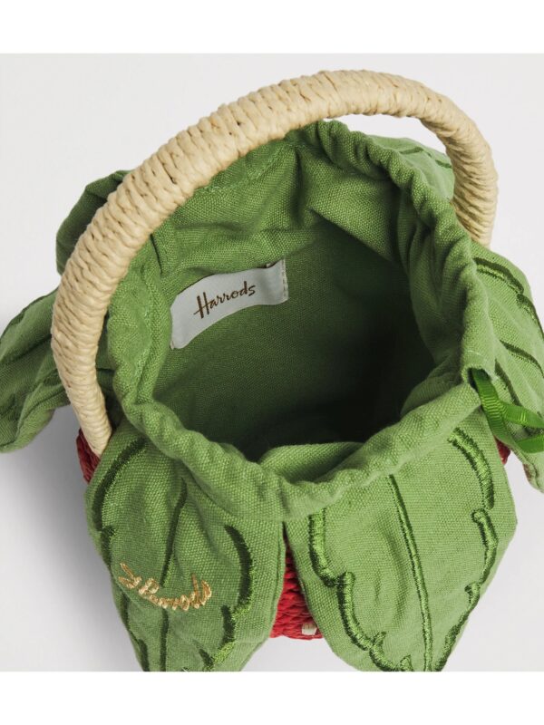 HARRODS-Wicker-Strawberry-Bag_3-mc Harrods 草莓柳條包內裡特寫,蔥綠布料搭配刺繡葉子圖案