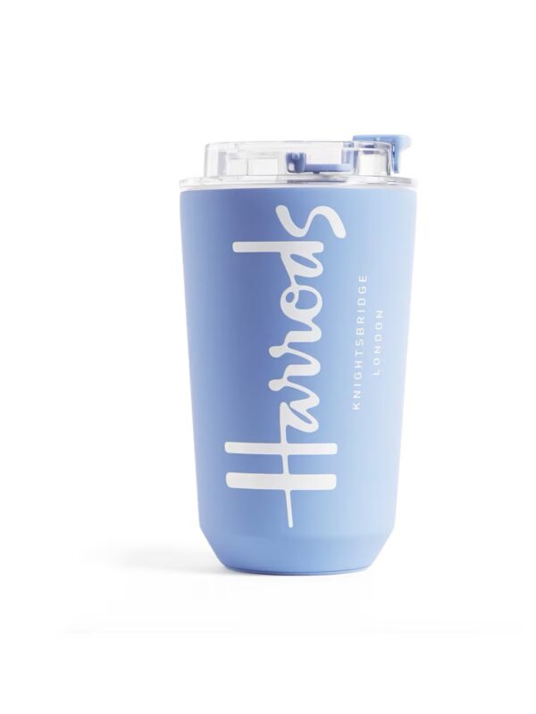 HDAB2540001-62-uni 英國 Harrods 粉藍色金屬 Logo 旅行杯正面,容量 450ml,展示品牌標誌與金屬光澤外觀