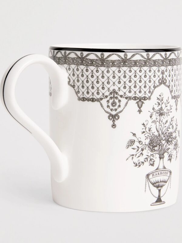 英國 Harrods 典藏蕾絲骨瓷馬克杯側面細節,展示精緻印花工藝與骨瓷質地