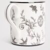 HDAC2620002-00_2-mc 英國 Harrods 典藏蕾絲骨瓷馬克杯側面與杯耳細節,展現骨瓷溫潤質感與精緻紋樣
