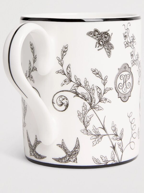 英國 Harrods 典藏蕾絲骨瓷馬克杯側面與杯耳細節,展現骨瓷溫潤質感與精緻紋樣