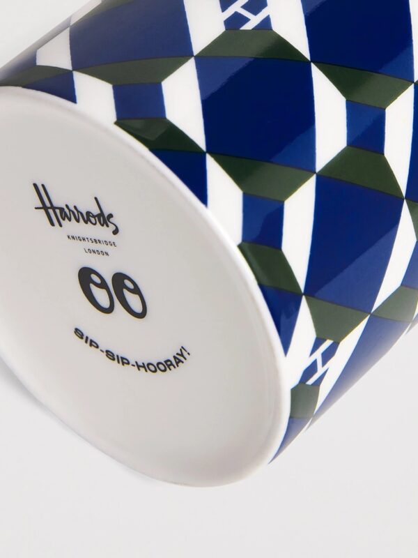 Harrods Logo Geometric Mug 側面與杯口細節,展示陶瓷質地與深綠色澤