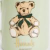 HDAC2630001-52_2-mc 英國 Harrods 亨利熊陶瓷馬克杯側面細節,可見手工繪製紋路與英倫綠釉色質感