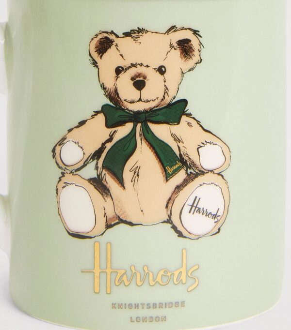HDAC2630001-52_2-mc 英國 Harrods 亨利熊陶瓷馬克杯側面細節,可見手工繪製紋路與英倫綠釉色質感