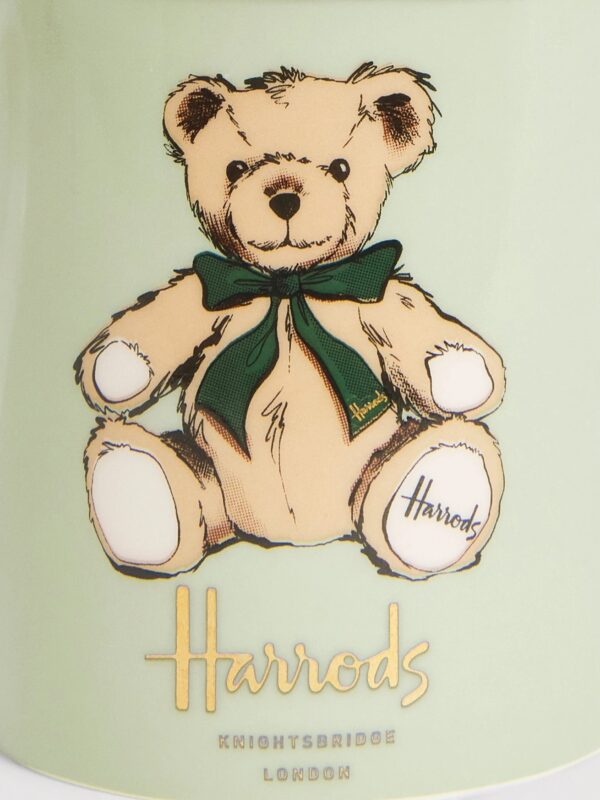 英國 Harrods 亨利熊陶瓷馬克杯側面細節,可見手工繪製紋路與英倫綠釉色質感