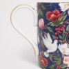 HDAC2630004-69_2 英國 Harrods 骨瓷鷓鴣梨樹頌馬克杯側面細節,展示杯緣與印花工藝質感
