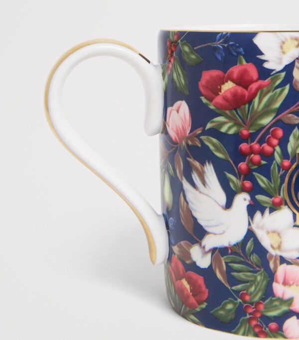 HDAC2630004-69_2 英國 Harrods 骨瓷鷓鴣梨樹頌馬克杯側面細節,展示杯緣與印花工藝質感