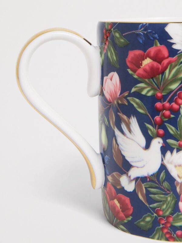 英國 Harrods 骨瓷鷓鴣梨樹頌馬克杯側面細節,展示杯緣與印花工藝質感