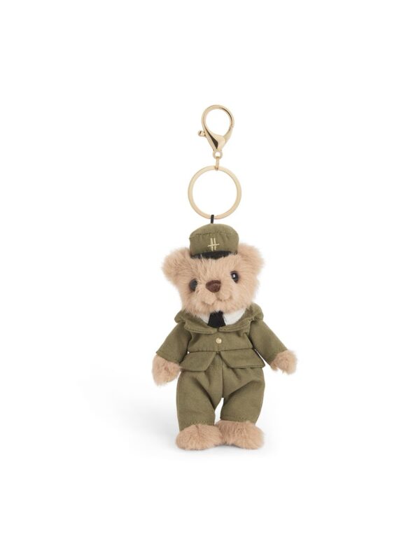 HDAK2520002-83-uni 英國 Harrods 啡色泰迪熊包包吊飾正面,身著綠色 Harrods 制服,配鍍金匙扣,約 12cm