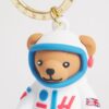 HDAK2630002-00_2-mc Harrods Pop Rocket 太空人泰迪熊鑰匙圈側面細節,展示橡膠材質與金色五金配件