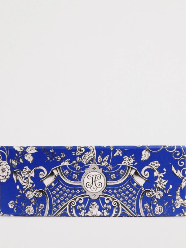 Harrods Printed Pen Set 金屬筆身特寫,展示奇趣花卉圖騰細節
