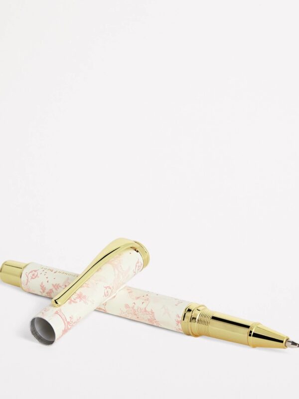 Harrods Toile Ballpoint Pen 粉紅原子筆側面細節,展示精緻金屬材質與印花設計
