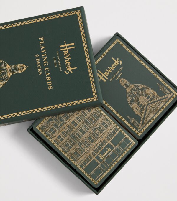 HDAT2530001-55_2 Harrods 撲克牌兩副裝開盒展示,精緻紙質牌面與品牌標誌特寫