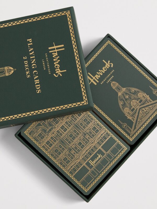 Harrods 撲克牌兩副裝開盒展示,精緻紙質牌面與品牌標誌特寫