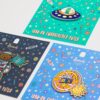 HDAT2530003-69_2 Harrods 太空人小熊刺繡貼片近拍,呈現織物質感與宇宙藍配色層次