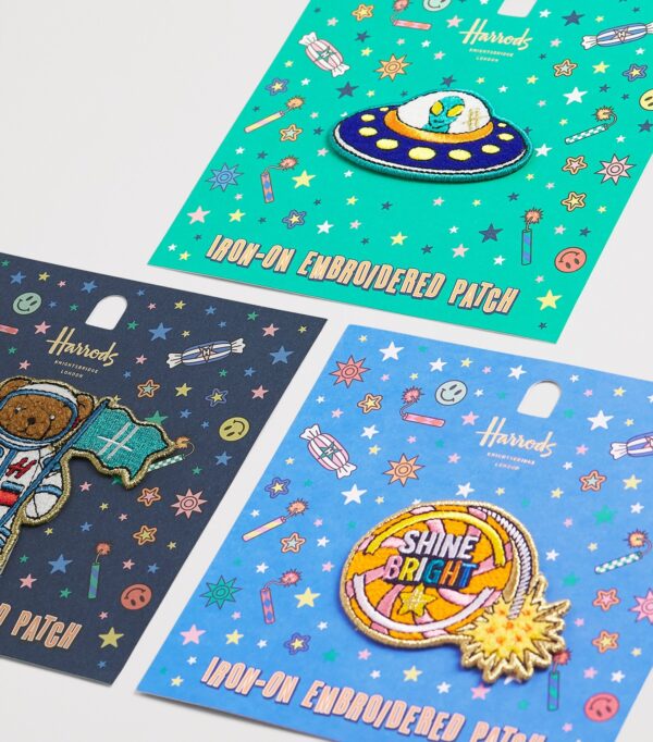 HDAT2530003-69_2 Harrods 太空人小熊刺繡貼片近拍,呈現織物質感與宇宙藍配色層次