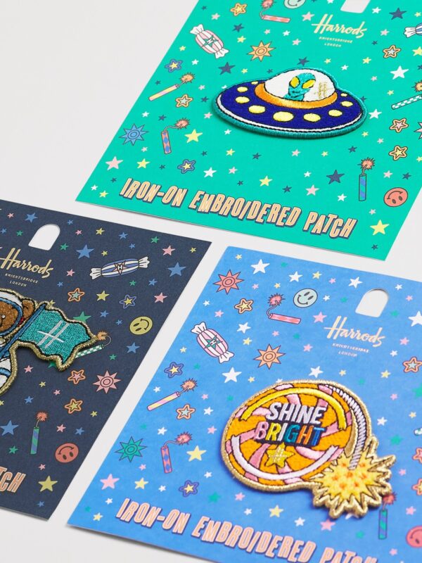 Harrods 太空人小熊刺繡貼片近拍,呈現織物質感與宇宙藍配色層次