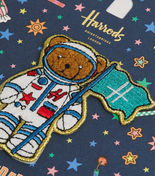 HDAT2530003-69_3 Harrods Pop Rocket 刺繡貼片實際應用示意,裝飾於布面單品上的效果展示