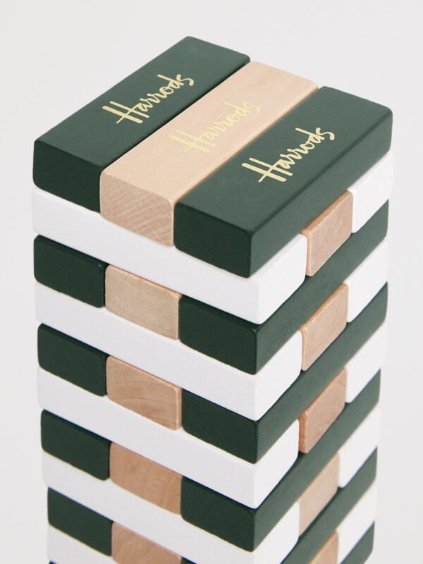 Harrods 疊疊樂積木塔細節特寫,展示實木質感與鮮豔綠色色彩