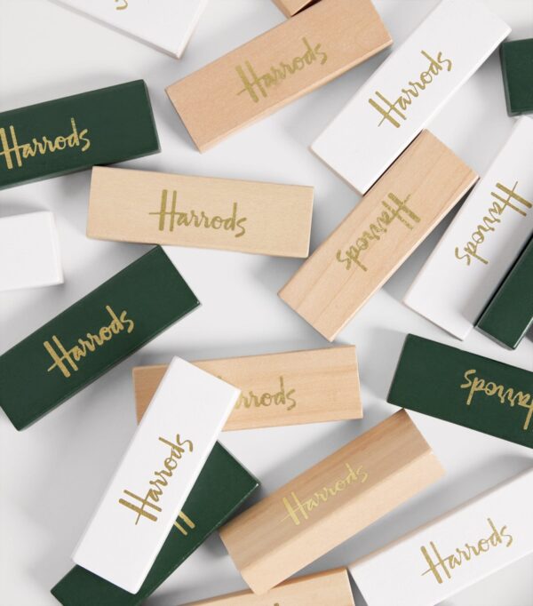 HDAT2530004-55_3 Harrods 疊疊樂積木塔使用情境,積木抽取中搖搖欲墜的遊戲畫面
