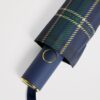 HDAU2622006-65_3-mc Harrods 格紋折疊傘局部特寫,深藍格紋布料質感與品牌標誌細節呈現