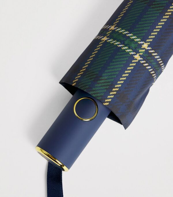 HDAU2622006-65_3-mc Harrods 格紋折疊傘局部特寫,深藍格紋布料質感與品牌標誌細節呈現