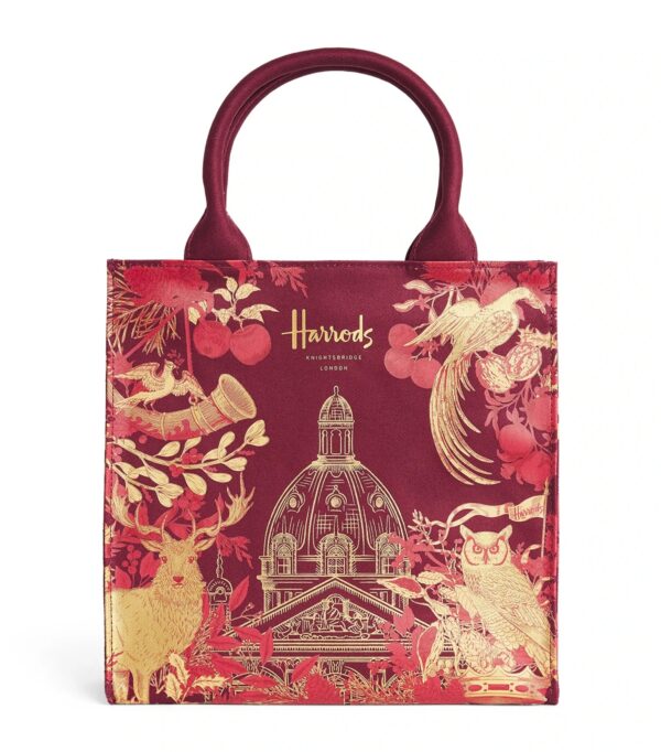 HDBA2622008-14_1-2-mc 英國 Harrods 2026 節慶系列紅色緹花手提包正面,赤陶宮殿圖騰居中,花卉動物提花環繞四周
