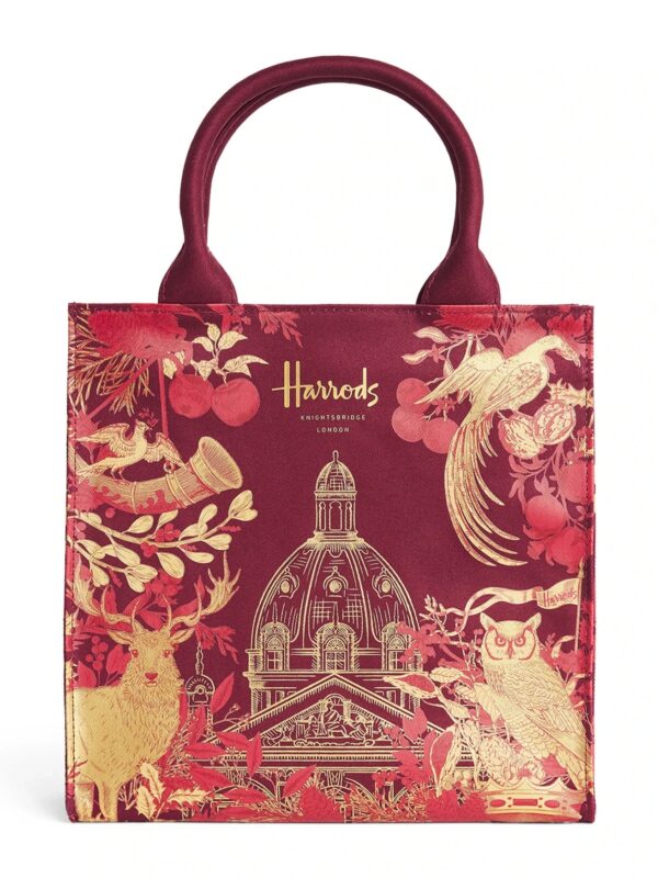 英國 Harrods 2026 節慶系列紅色緹花手提包正面,赤陶宮殿圖騰居中,花卉動物提花環繞四周