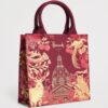 HDBA2622008-14_2-2-mc Harrods Small House Tote Bag 包身特寫,燙金細節與立體提花花卉動物圖案質感呈現