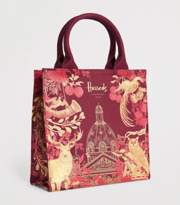HDBA2622008-14_2-2-mc Harrods Small House Tote Bag 包身特寫,燙金細節與立體提花花卉動物圖案質感呈現