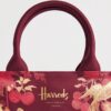 HDBA2622008-14_3-2-mc Harrods 節慶手提包側面與底部結構,展示雙手提帶與約 12cm 包深空間