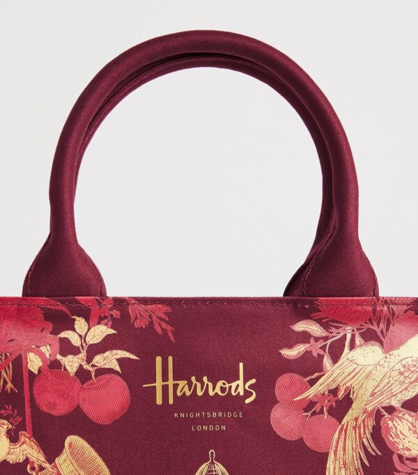 HDBA2622008-14_3-2-mc Harrods 節慶手提包側面與底部結構,展示雙手提帶與約 12cm 包深空間