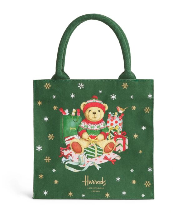 HDBA2622009-55_1-mc 英國 Harrods 聖誕小熊手提袋正面,墨綠棉質袋身印有亨利熊與知更鳥節慶插畫及雪花圖案