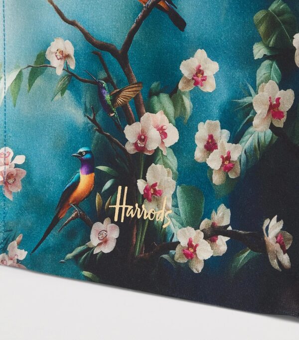 Harrods 藍色熱帶印花手提包平放俯視，完整呈現滿版圖案細節
