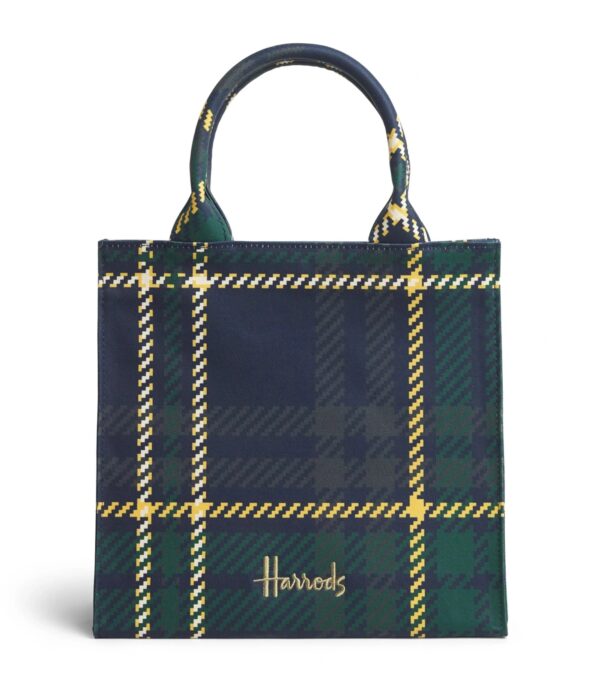HDBA2622013-58_1-mc 英國 Harrods 綠色蘇格蘭格紋棉質手提包正面全景,展示品牌格紋印花與金色磁扣