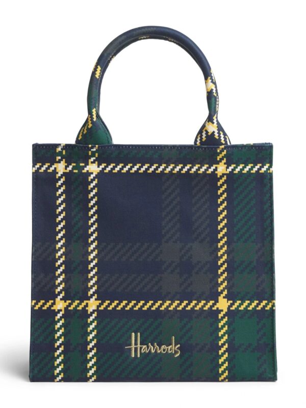 英國 Harrods 綠色蘇格蘭格紋棉質手提包正面全景,展示品牌格紋印花與金色磁扣