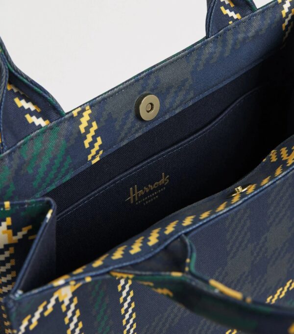 HDBA2622013-58_5-mc Harrods 格紋手提包金色磁扣開合細節近拍,展示精緻五金工藝