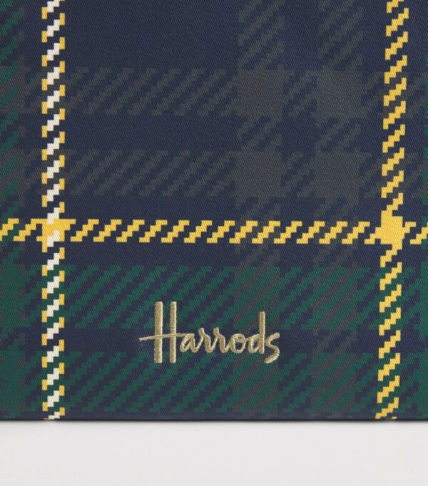Harrods 格紋手提包內部插袋全覽，展示實用內袋設計與包身容量